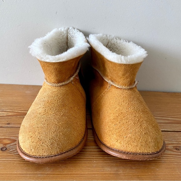 Lanark Sheepskin | Unisex UGG-style Child Slippers Made in Canada - Picture 2 of 6
